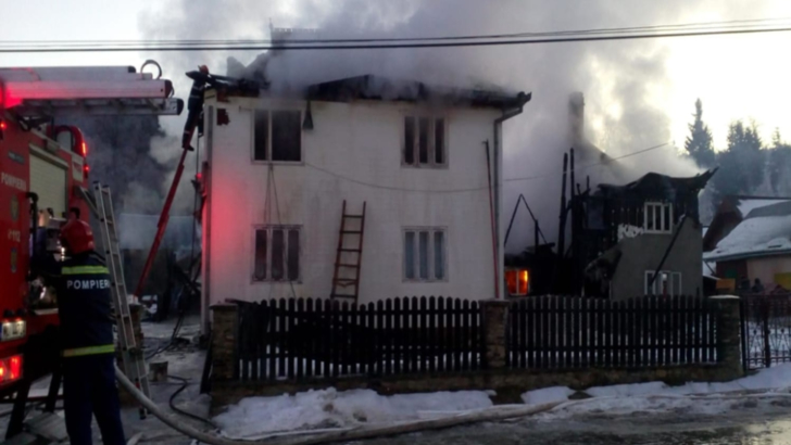 Un incendiu violent a cuprins două gospodării din Moldovița